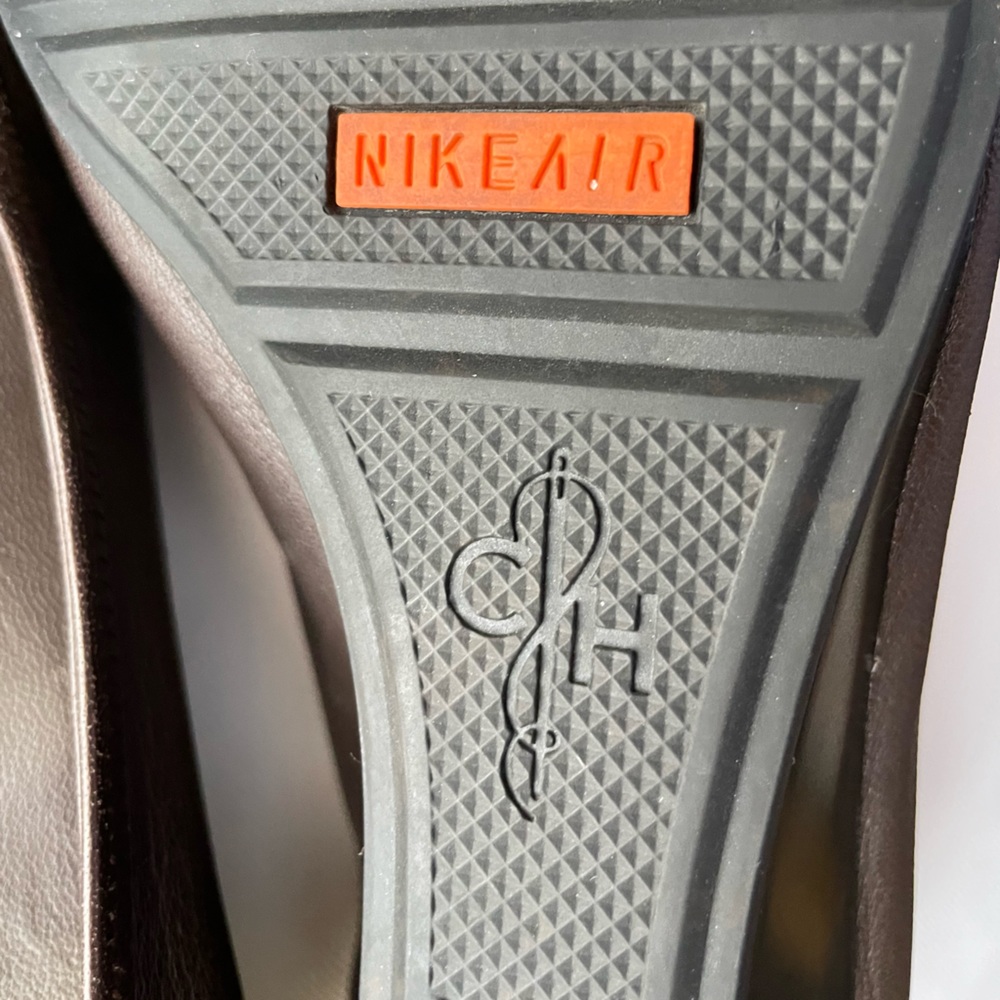 COLE HAAN DARK BROWN HEELS  9.5 M - Picture 9 of 9